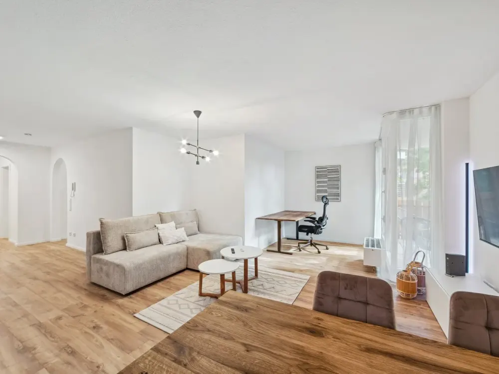 Exklusiv möblierte und renovierte Wohnung, EBK, Balkon und Tiefgaragenstellplatz