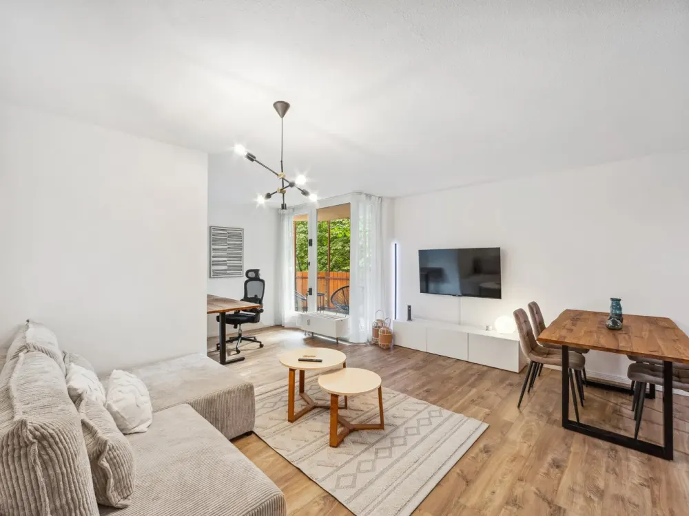 Exklusiv möblierte und renovierte Wohnung, EBK, Balkon und Tiefgaragenstellplatz