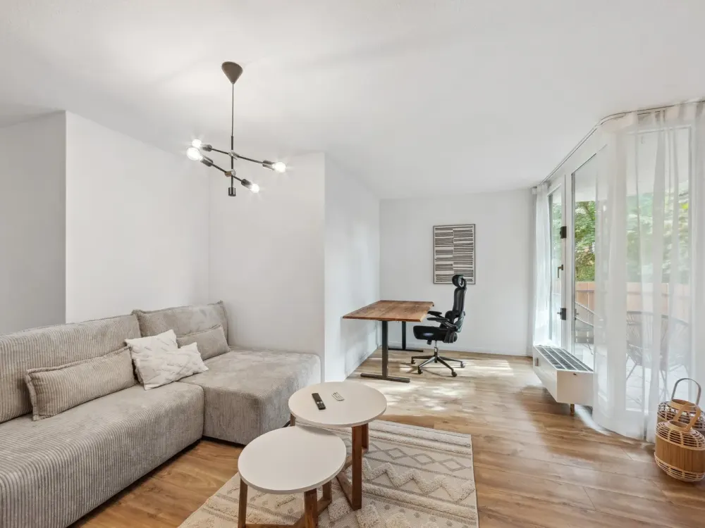 Exklusiv möblierte und renovierte Wohnung, EBK, Balkon und Tiefgaragenstellplatz