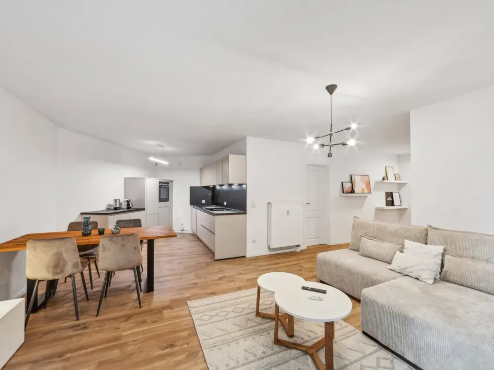 Exklusiv möblierte und renovierte Wohnung, EBK, Balkon und Tiefgaragenstellplatz
