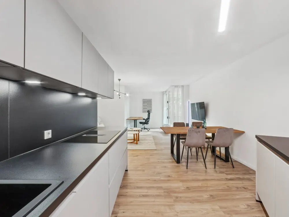 Exklusiv möblierte und renovierte Wohnung, EBK, Balkon und Tiefgaragenstellplatz