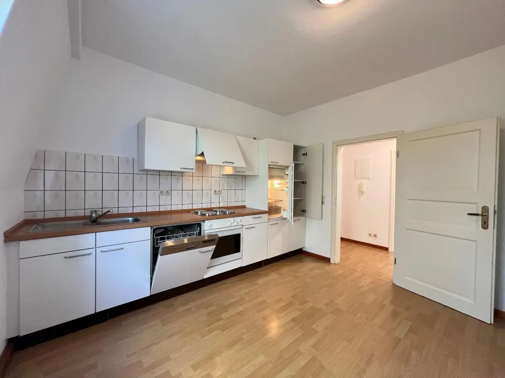 ** AVAILABLE IMMEDIATELY ** - Dream apartment in Radebeul with fitted kitchen and daylight bathroom!