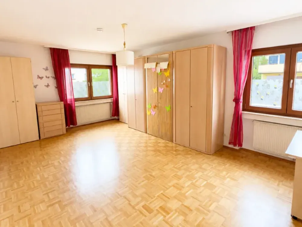 *Großzügige Wohnung mit Balkon*