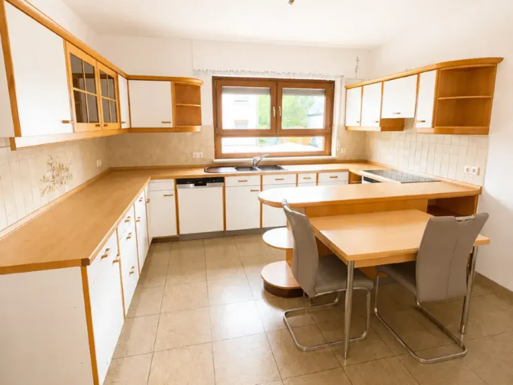 *Großzügige Wohnung mit Balkon*