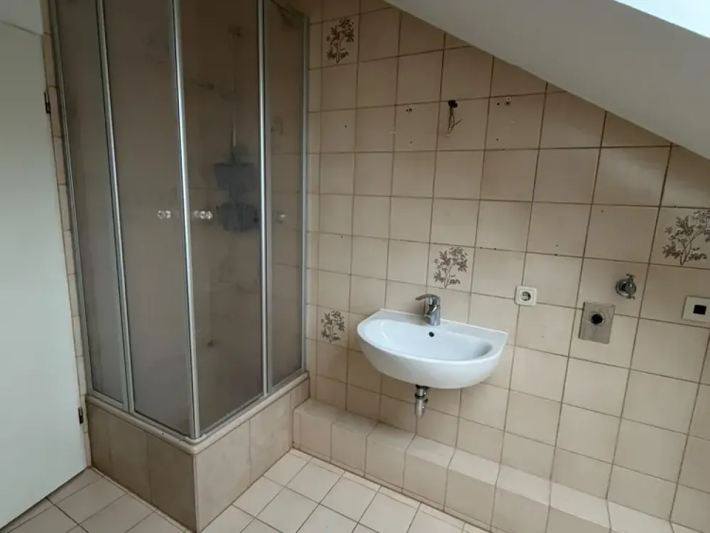 Helle 3,5 Zi. Whg. mit Dusche u. Badewanne, DG, Aufzug