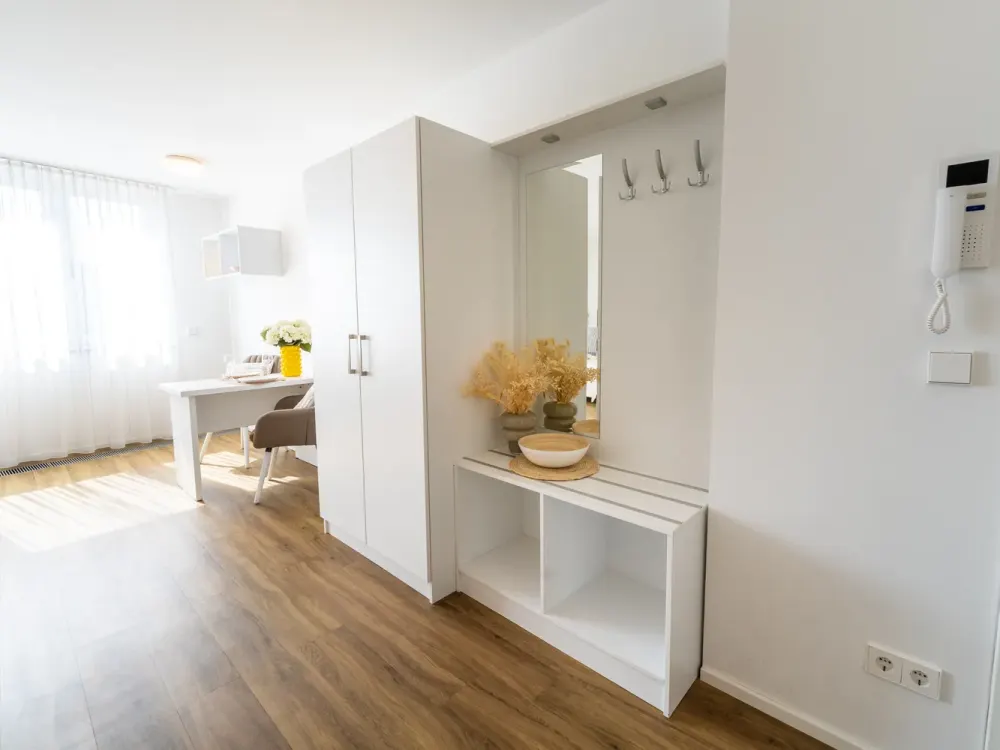 All Inclusive in the Heart of Stuttgart: Furnished Apartment with Garden Area and Underground Parking Space