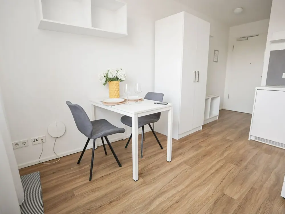 All Inclusive in the Heart of Stuttgart: Furnished Apartment with Garden Area and Underground Parking Space