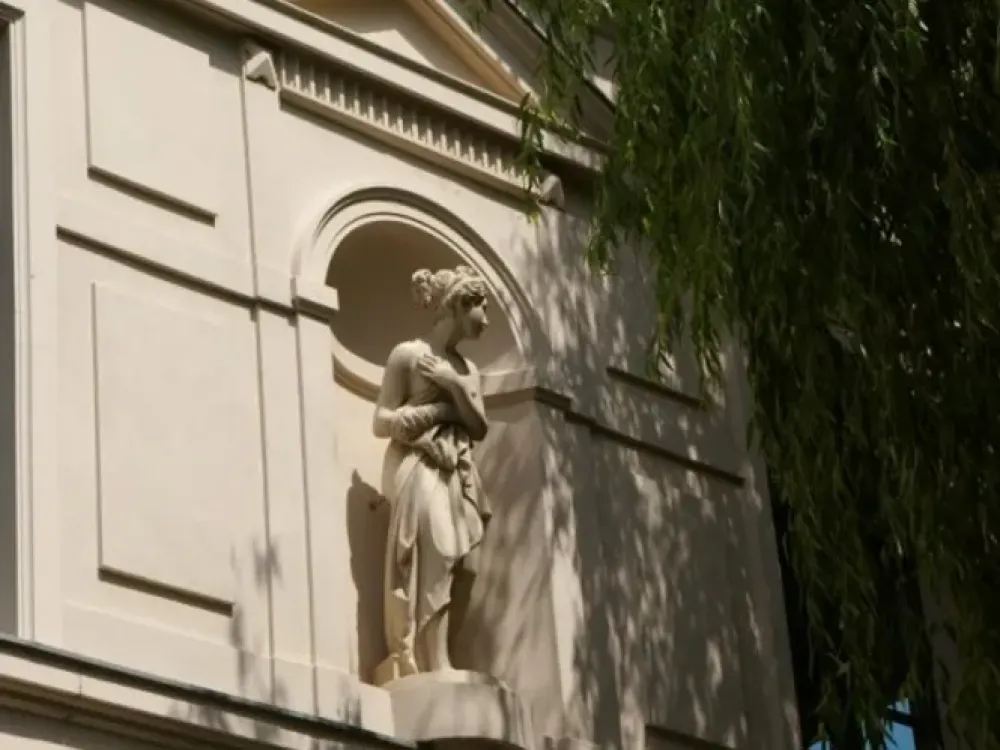 2-Zimmerwohnung im Seitengebäude mit direkt Zugang zum Karl-Heine-Kanal !