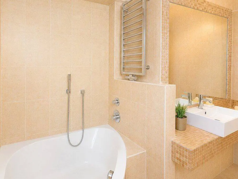 3-Zimmer-Wohnung, Altbau mit Balkon und Einbauküche in Frankfurt am Main