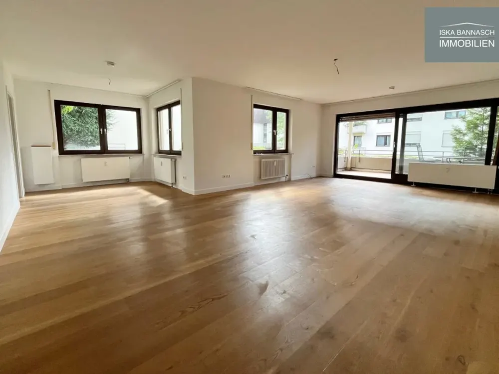 Wohnen in bester Lage - schöne, großzügige 3,5 Zimmer Wohnung mit großem Balkon und TG-Platz