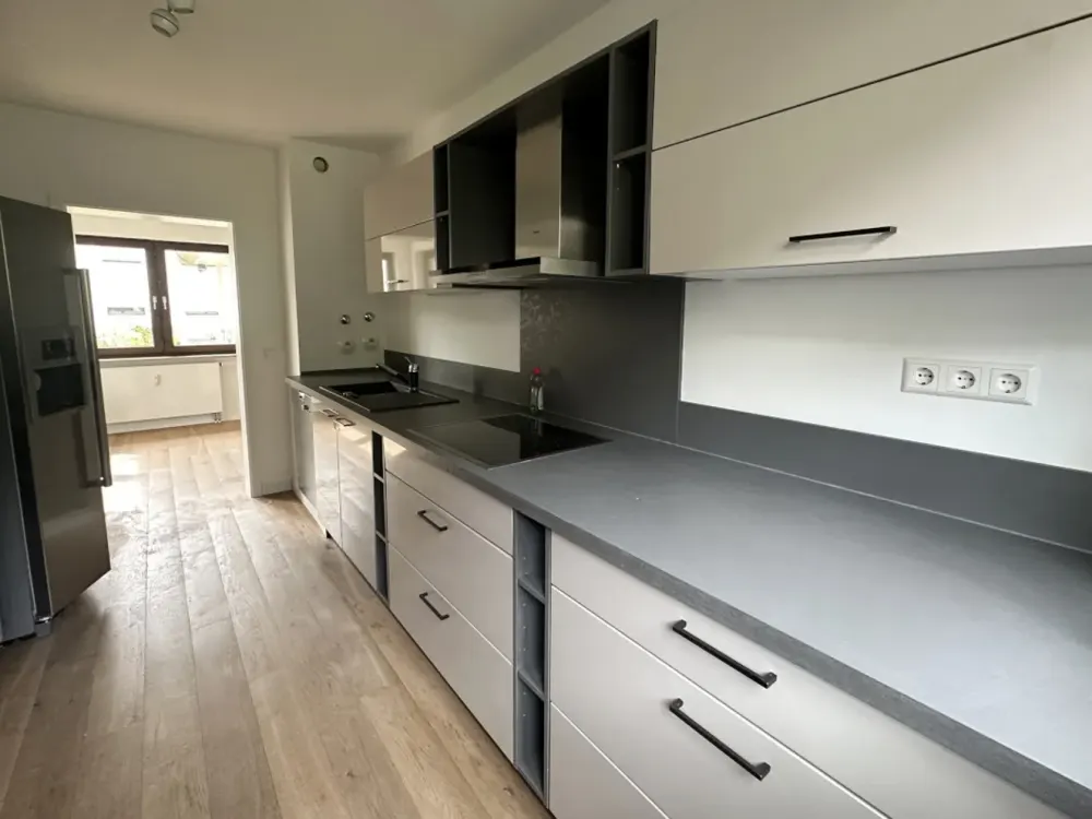 Wohnen in bester Lage - schöne, großzügige 3,5 Zimmer Wohnung mit großem Balkon und TG-Platz