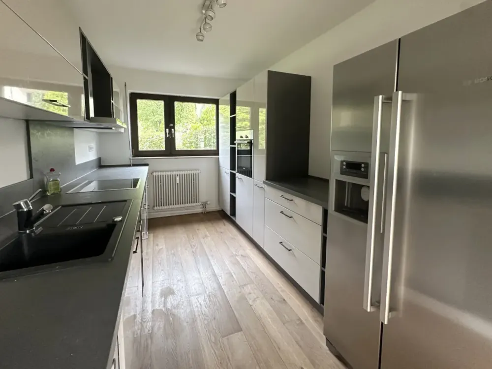 Wohnen in bester Lage - schöne, großzügige 3,5 Zimmer Wohnung mit großem Balkon und TG-Platz