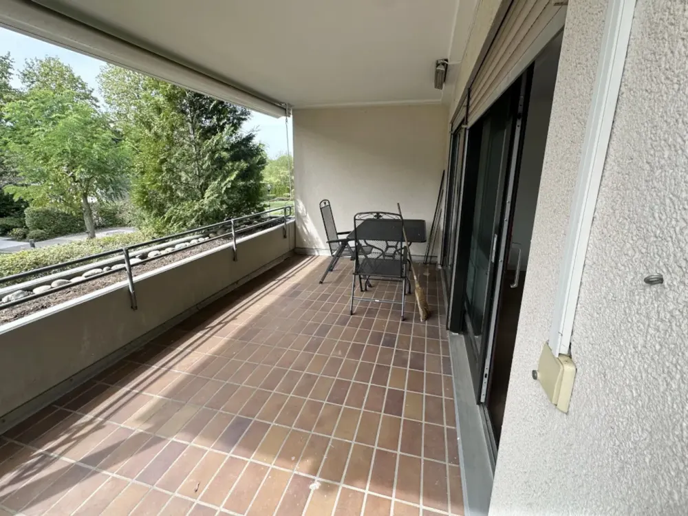 Wohnen in bester Lage - schöne, großzügige 3,5 Zimmer Wohnung mit großem Balkon und TG-Platz
