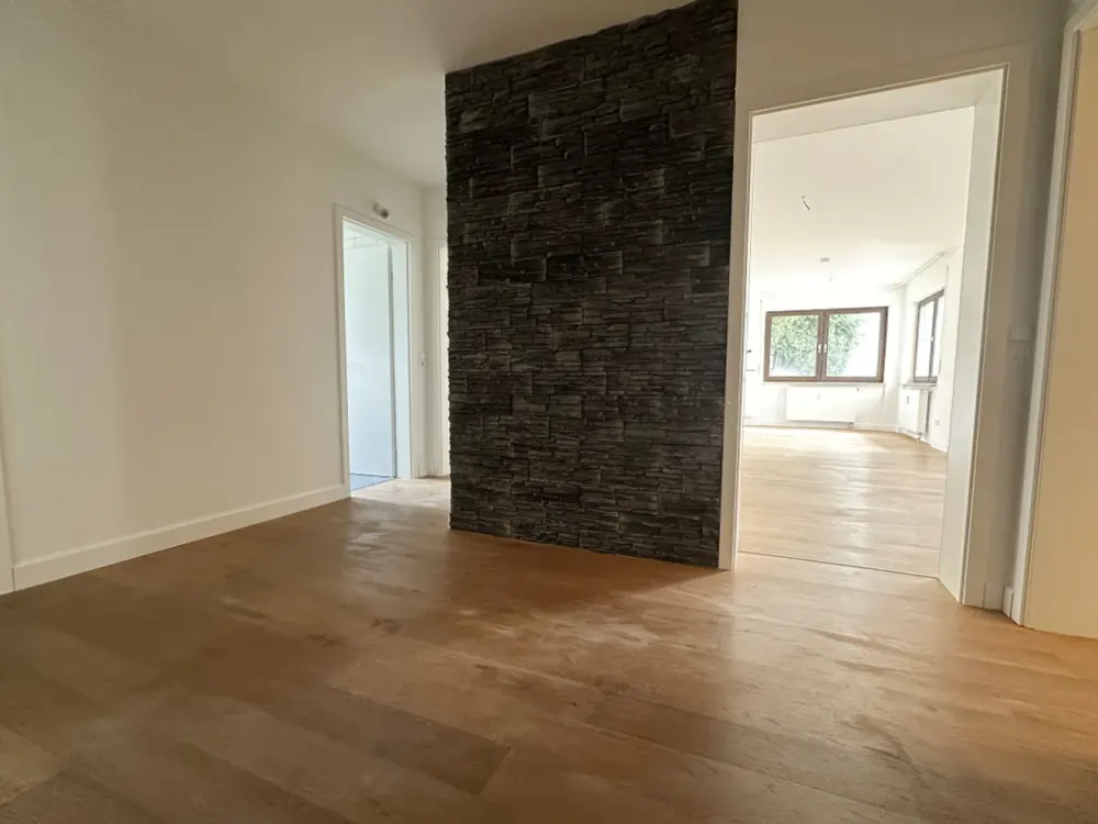 Wohnen in bester Lage - schöne, großzügige 3,5 Zimmer Wohnung mit großem Balkon und TG-Platz