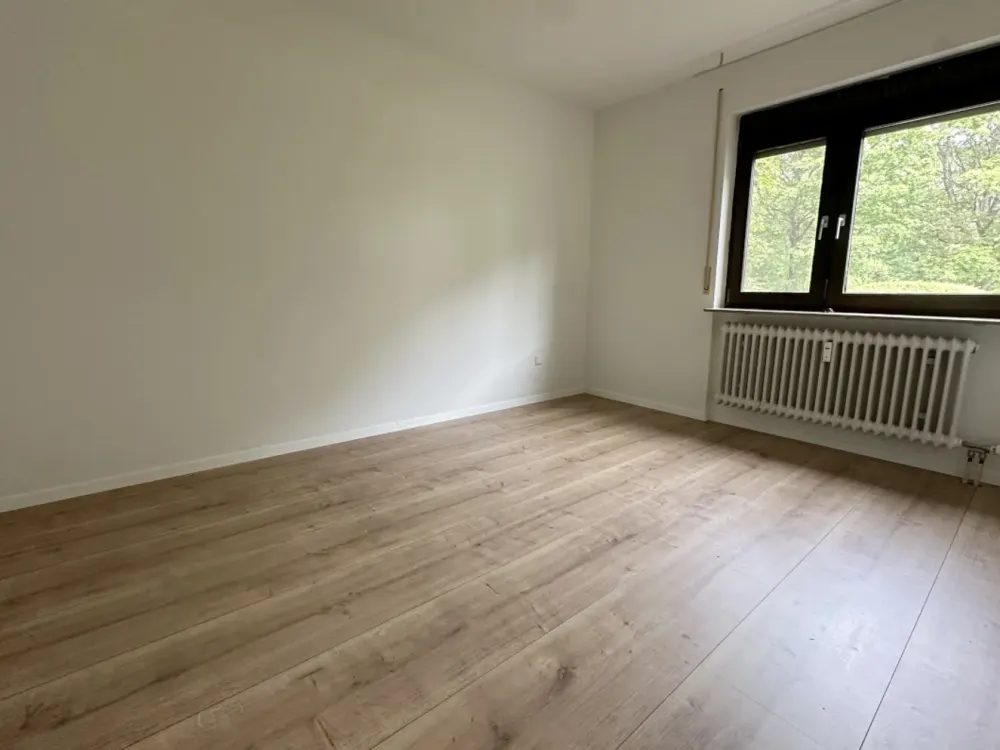 Wohnen in bester Lage - schöne, großzügige 3,5 Zimmer Wohnung mit großem Balkon und TG-Platz