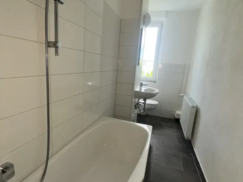 Große, helle 2-Zimmer-Wohnung mit Balkon und Wannenbad!