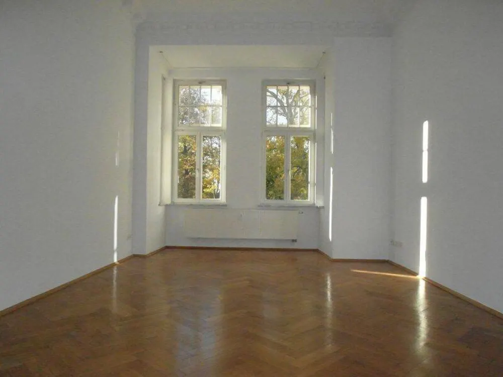 ** 3-R-Wohnung mit Parkett & Eckbadewanne **