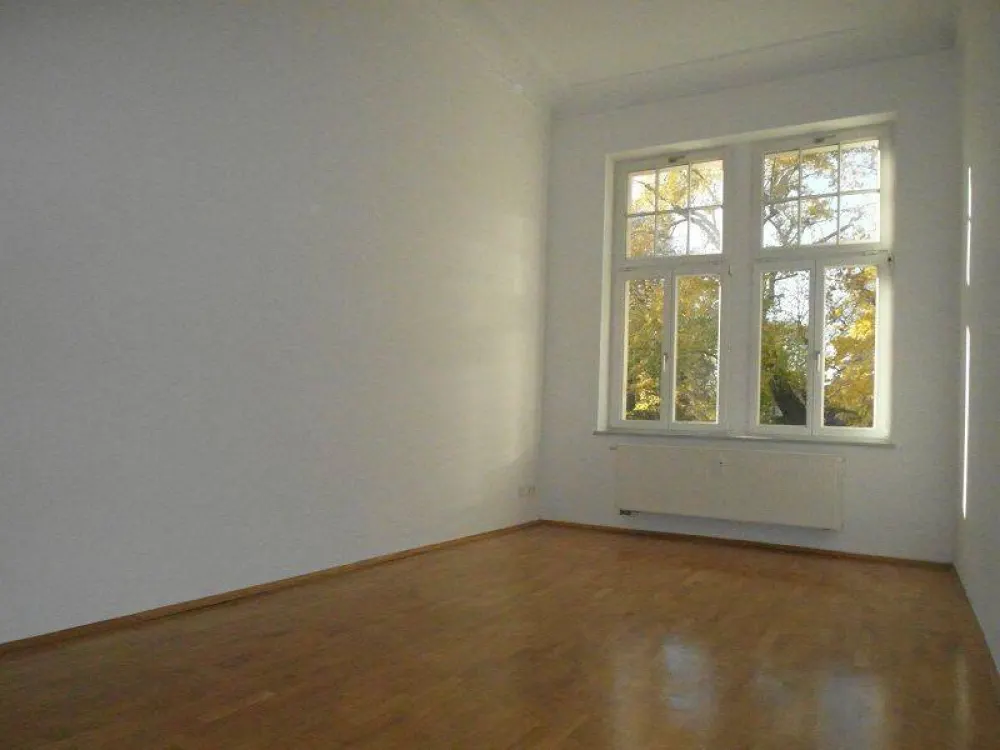 ** 3-R-Wohnung mit Parkett & Eckbadewanne **