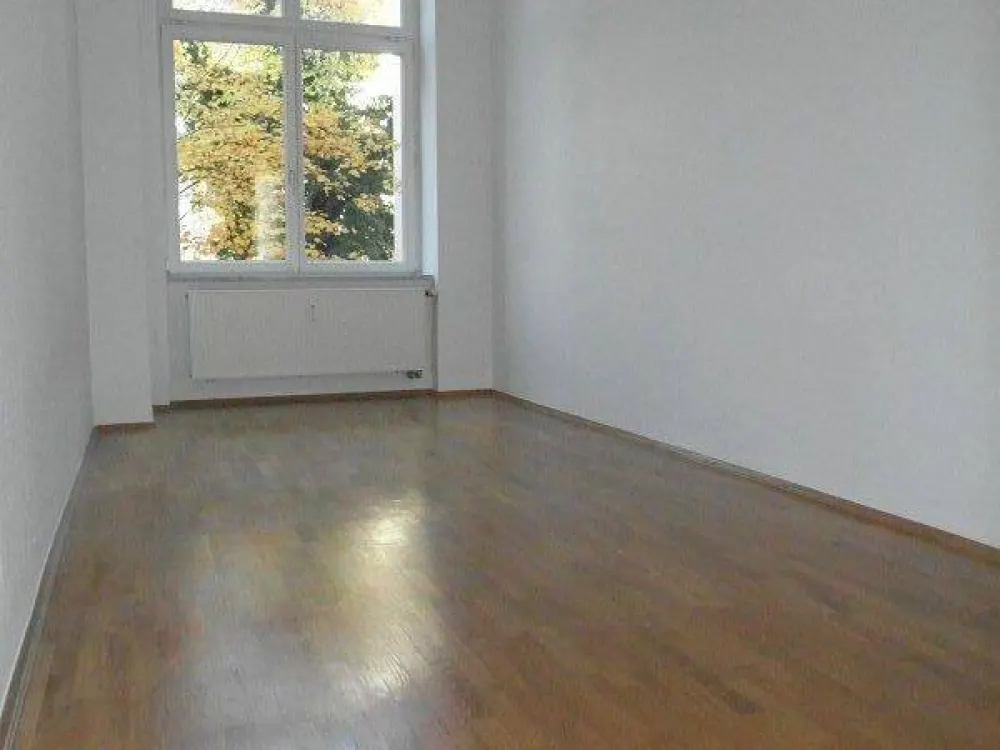** 3-R-Wohnung mit Parkett & Eckbadewanne **