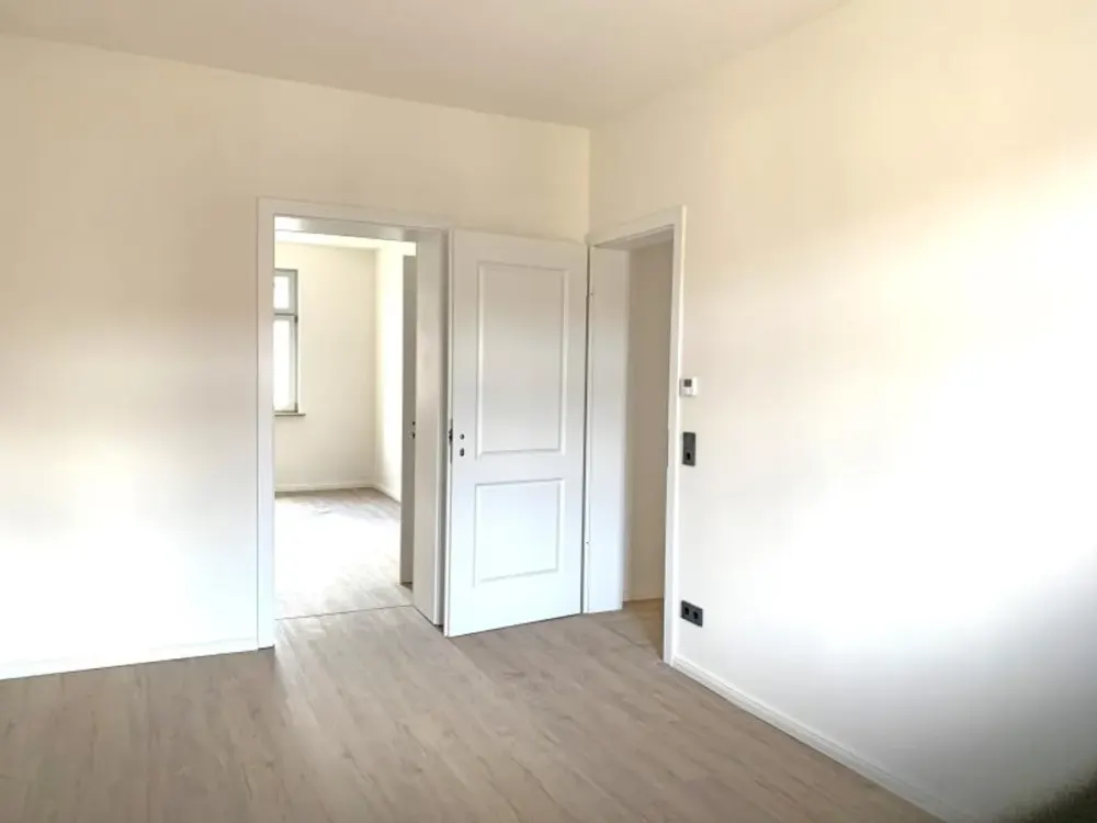 N-Steinbühl: Erstbezug! Attraktive 3-Zi-Whg., 3.OG (m.A.), Einbauküche, Kühlung, Balkon, Stpl.