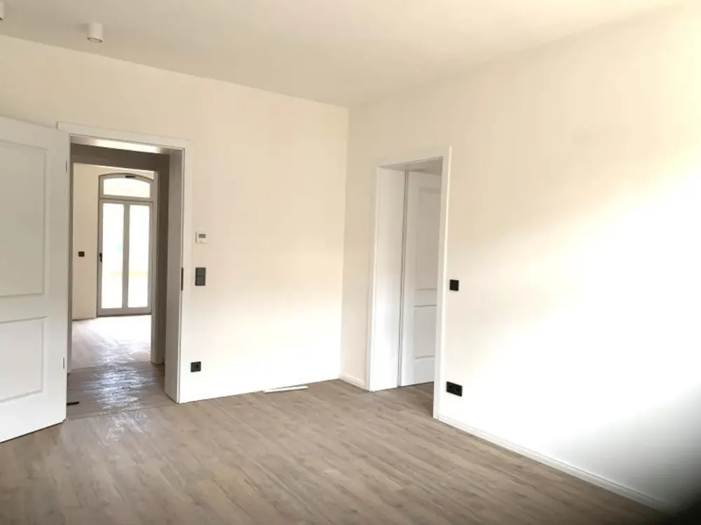 N-Steinbühl: Erstbezug! Attraktive 3-Zi-Whg., 3.OG (m.A.), Einbauküche, Kühlung, Balkon, Stpl.