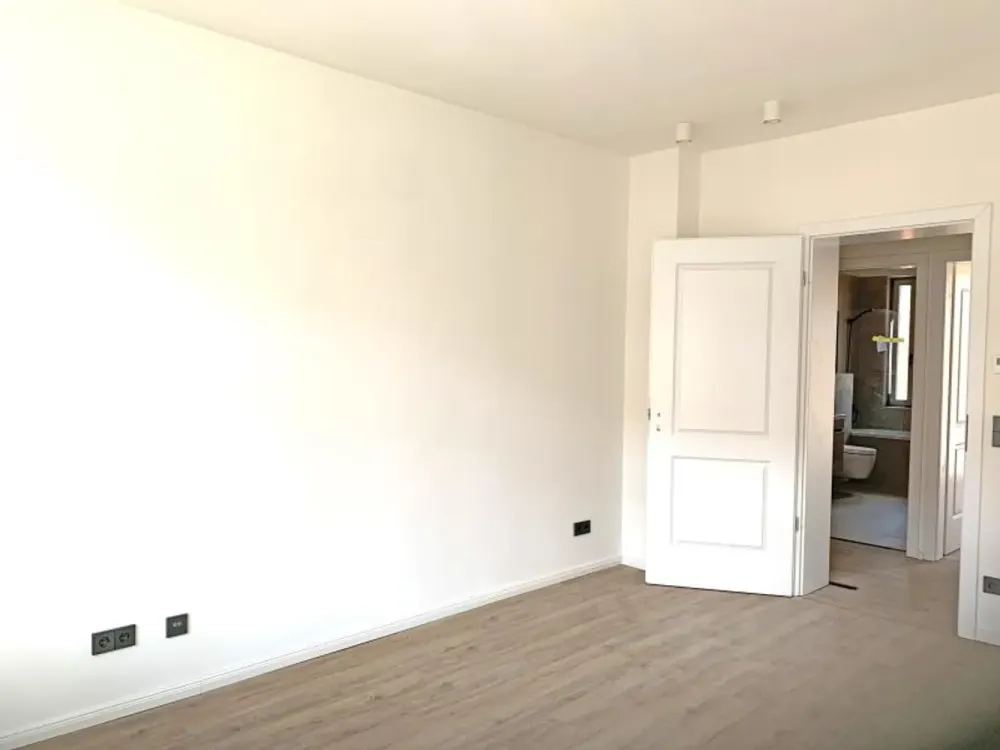 N-Steinbühl: Erstbezug! Attraktive 3-Zi-Whg., 3.OG (m.A.), Einbauküche, Kühlung, Balkon, Stpl.