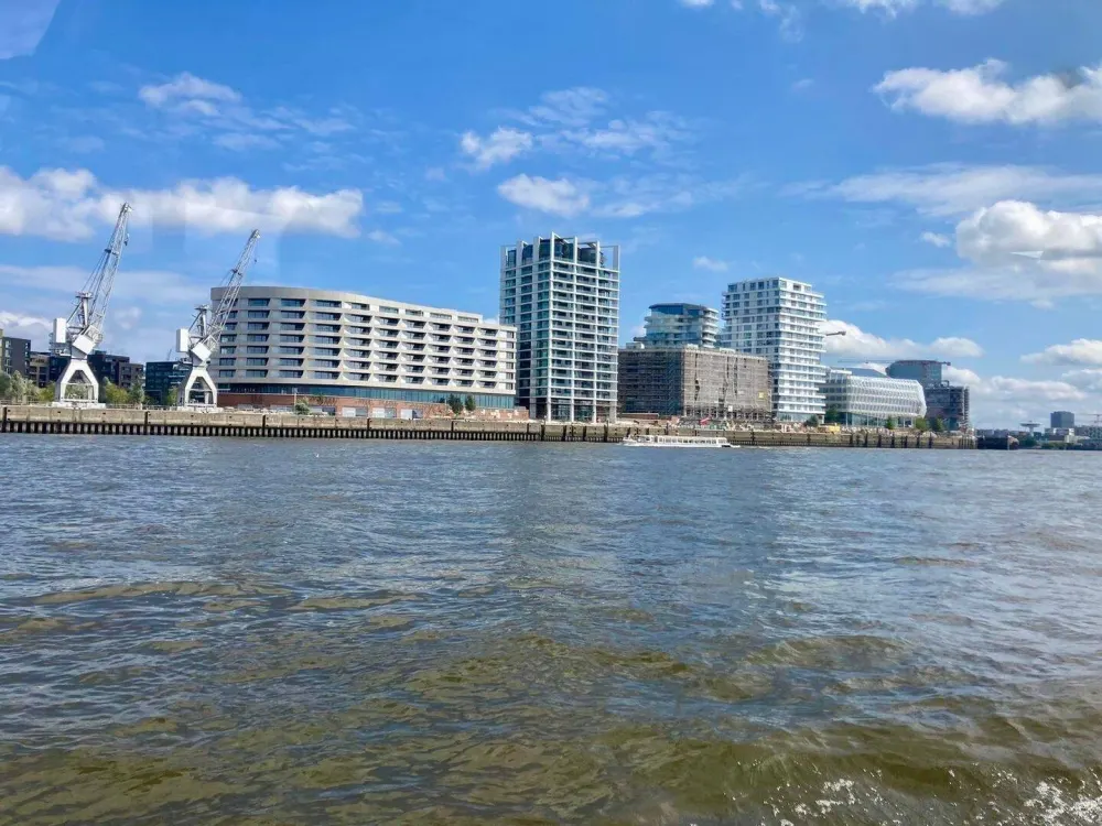 Maritimes Wohnen mit Elbblick im Luxustower FiftyNine Strandkai // Bestlage HafenCity