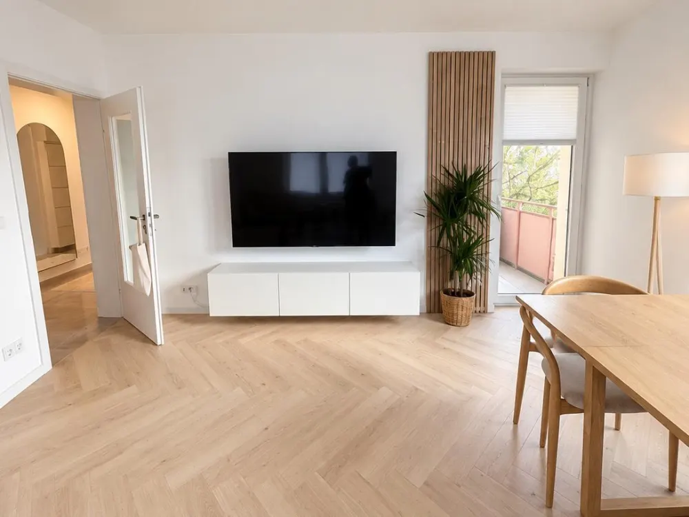 Renovated 3-Room Apartment Balcony, Elevator and Kitchen