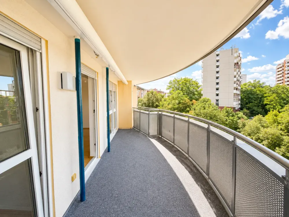 Stilvolle 2-Zimmer-Wohnung mit Balkon, Aufzug und Stellplatz in Sachsenhausen
