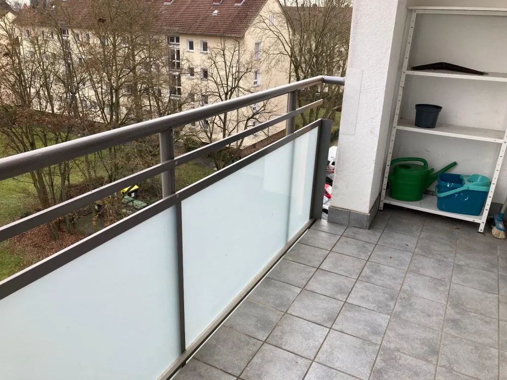 Gepflegte Wohnung 2 Zimmern (Küche / BAD) sowie Balkon und EBK in