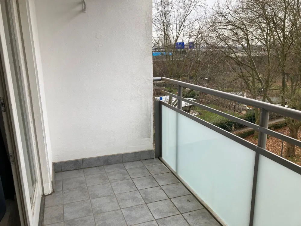Gepflegte Wohnung 2 Zimmern (Küche / BAD) sowie Balkon und EBK in