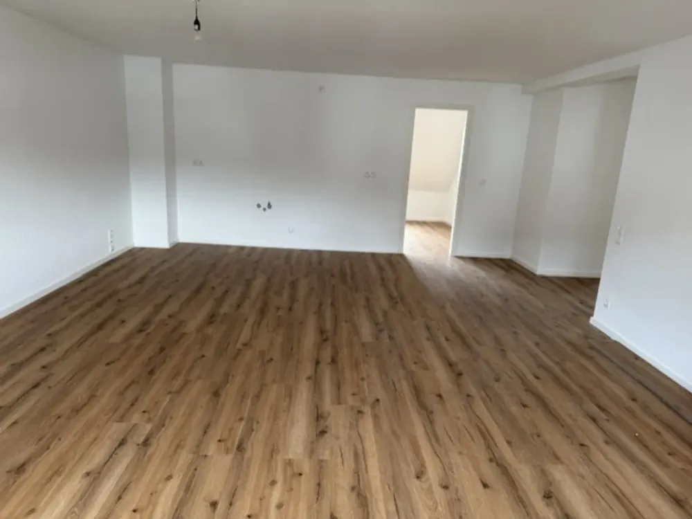 Erstbezug nach Sanierung: Großzügige 4 Zimmer mit Balkon zum Wohlfühlen.
