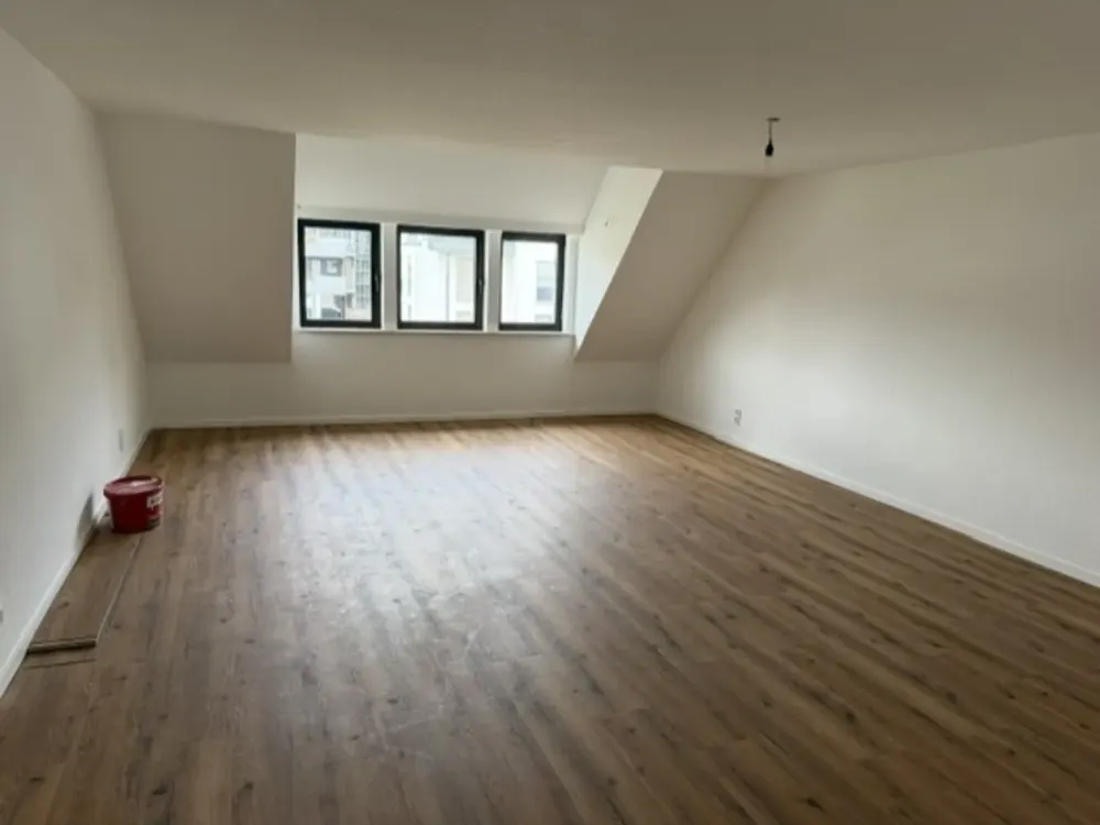 Erstbezug nach Sanierung: Großzügige 4 Zimmer mit Balkon zum Wohlfühlen.