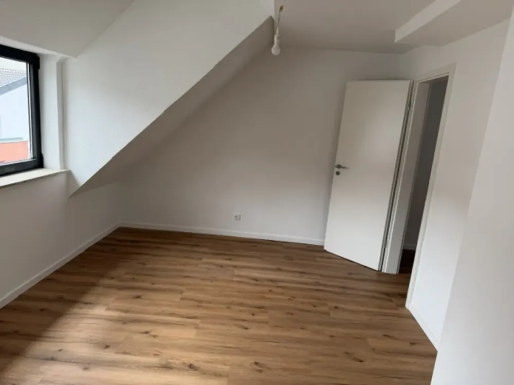 Erstbezug nach Sanierung: Großzügige 4 Zimmer mit Balkon zum Wohlfühlen.