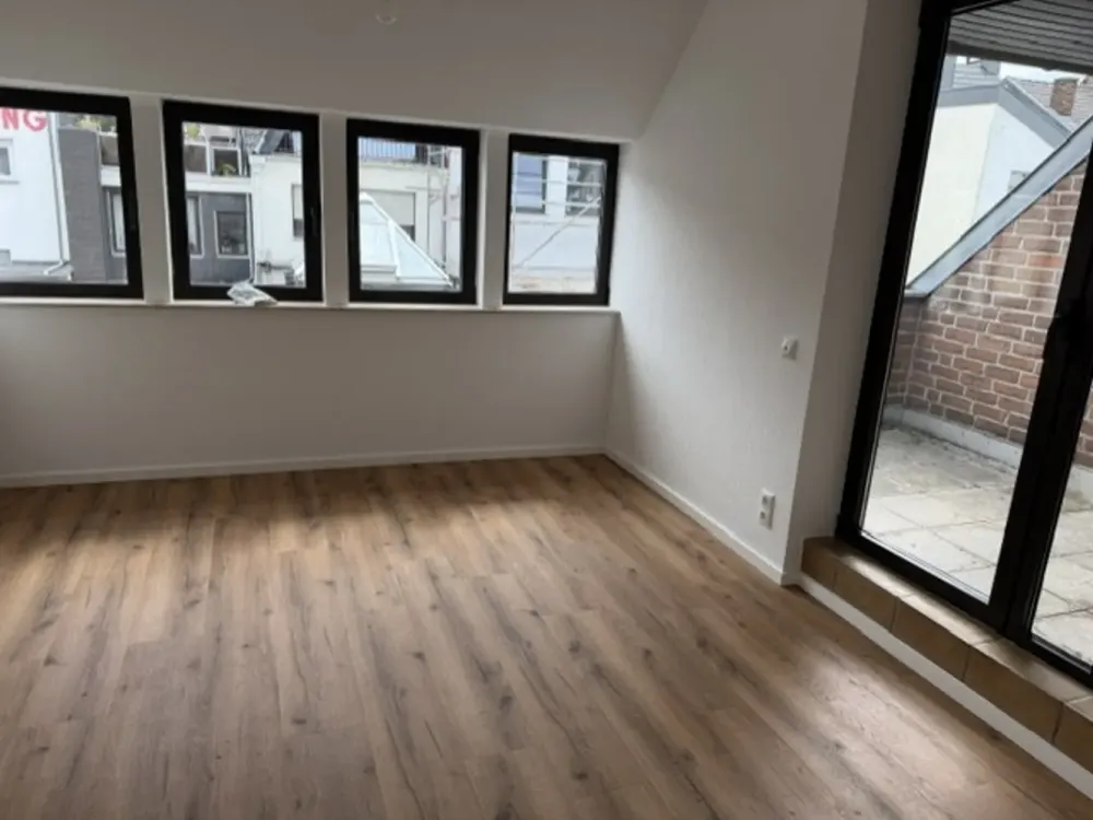 Erstbezug nach Sanierung: Großzügige 4 Zimmer mit Balkon zum Wohlfühlen.