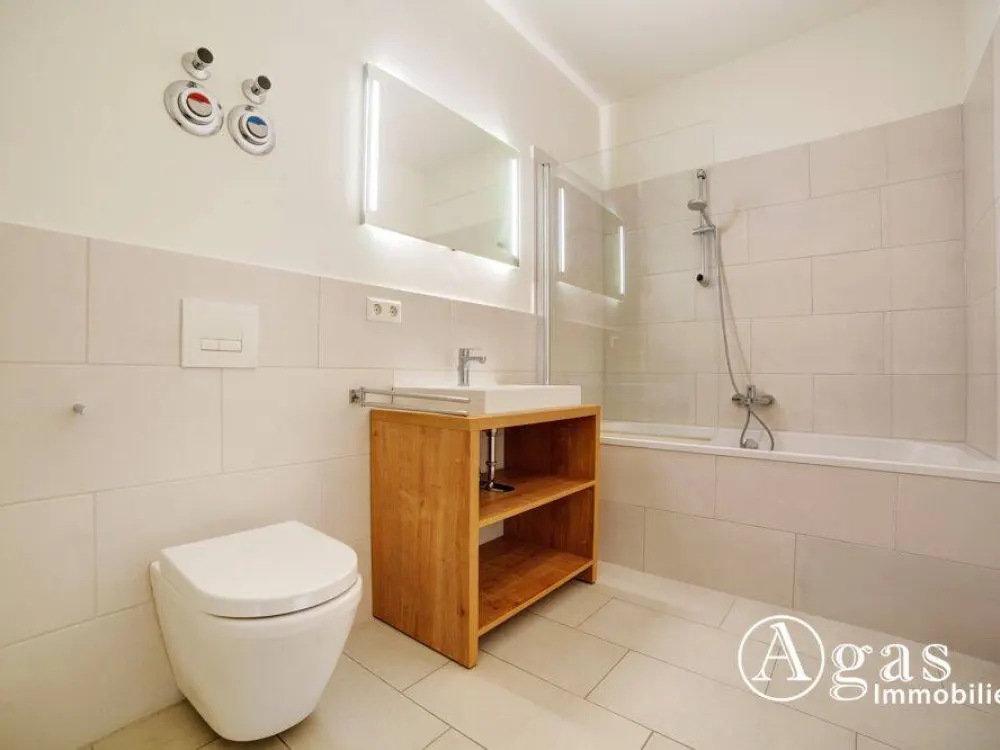Sehr helle 2 Zimmer Wohnung mit ca. 54m², EBK und Balkon in Berlin-Mitte!