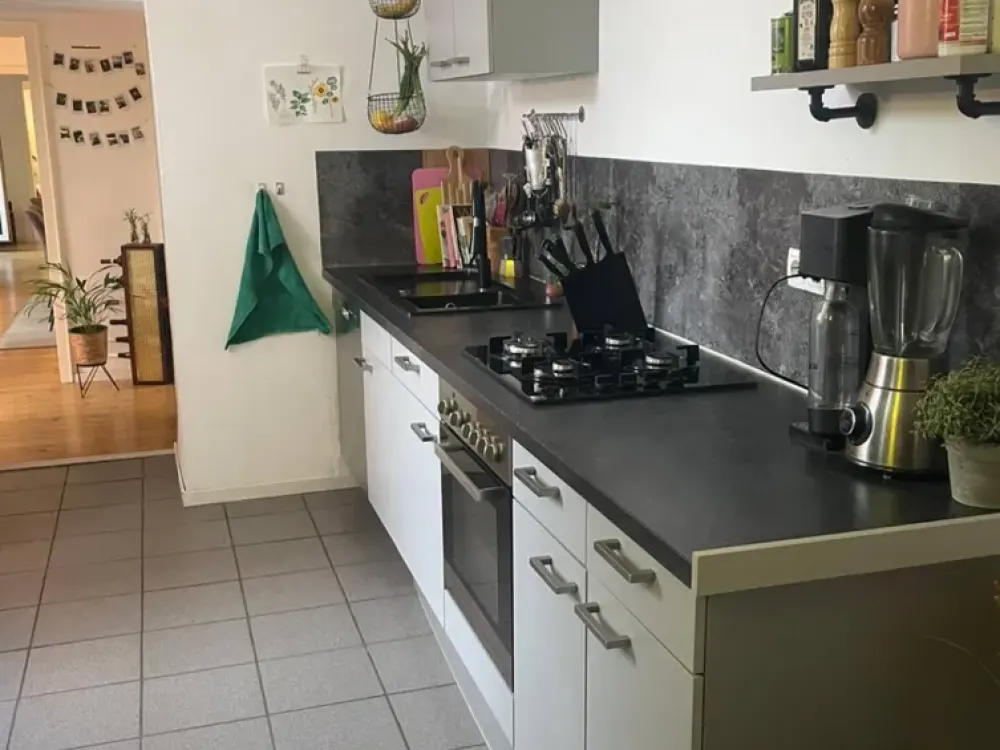 Wohnen mit Charakter, 4-Zimmer-Wohnung in Toplage Köln Ehrenfeld mit eigenem Dachgarten.