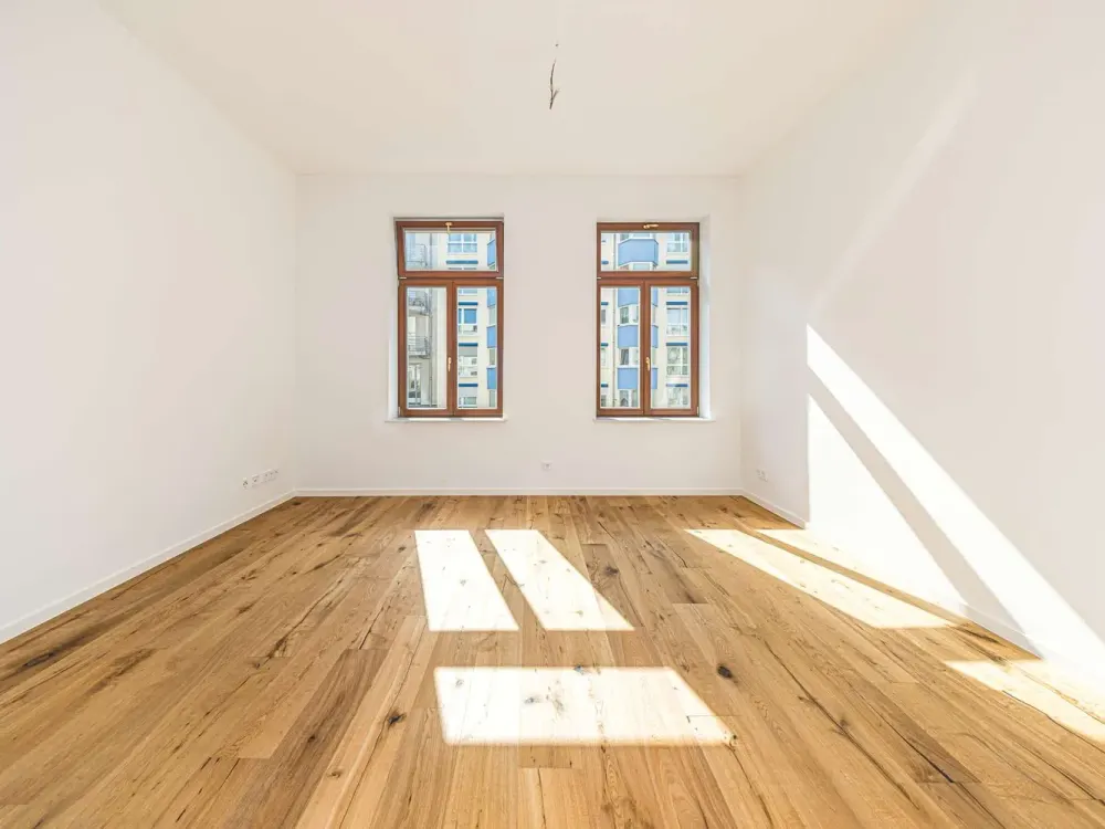 Spacious Old Building Apartment with Two Bathrooms, Balcony and Real Wood Parquet