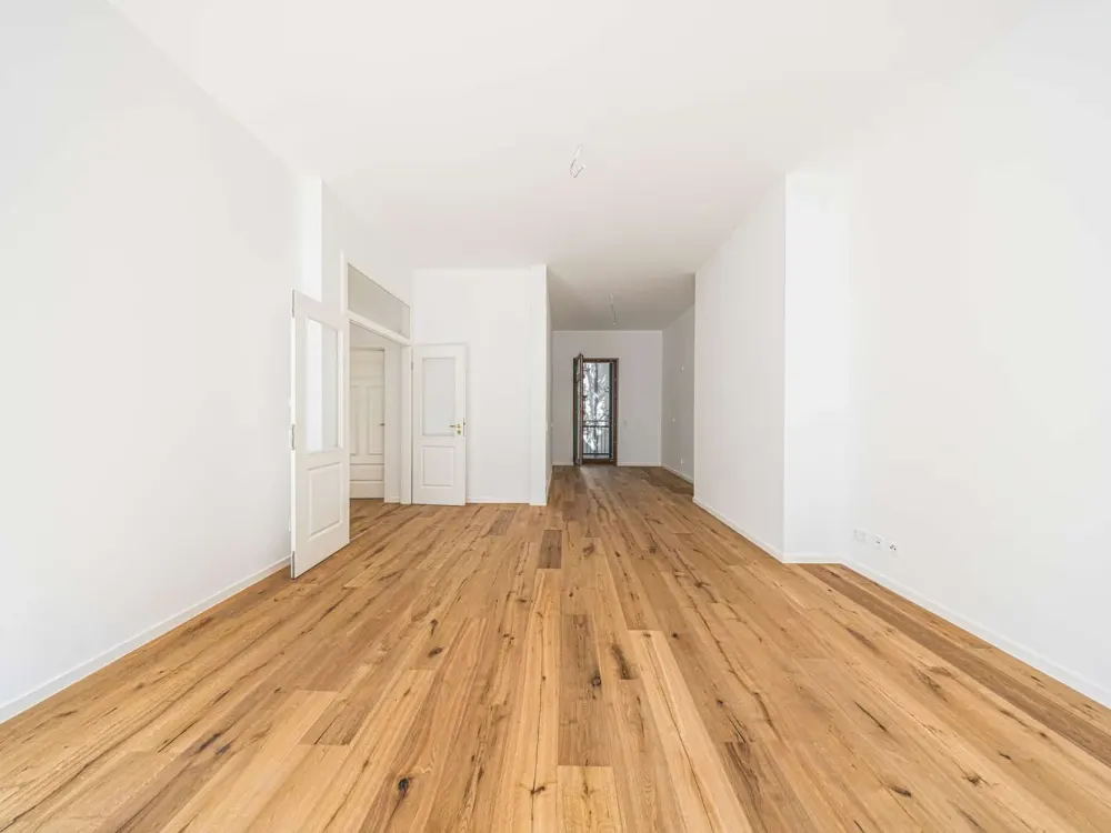 Spacious Old Building Apartment with Two Bathrooms, Balcony and Real Wood Parquet