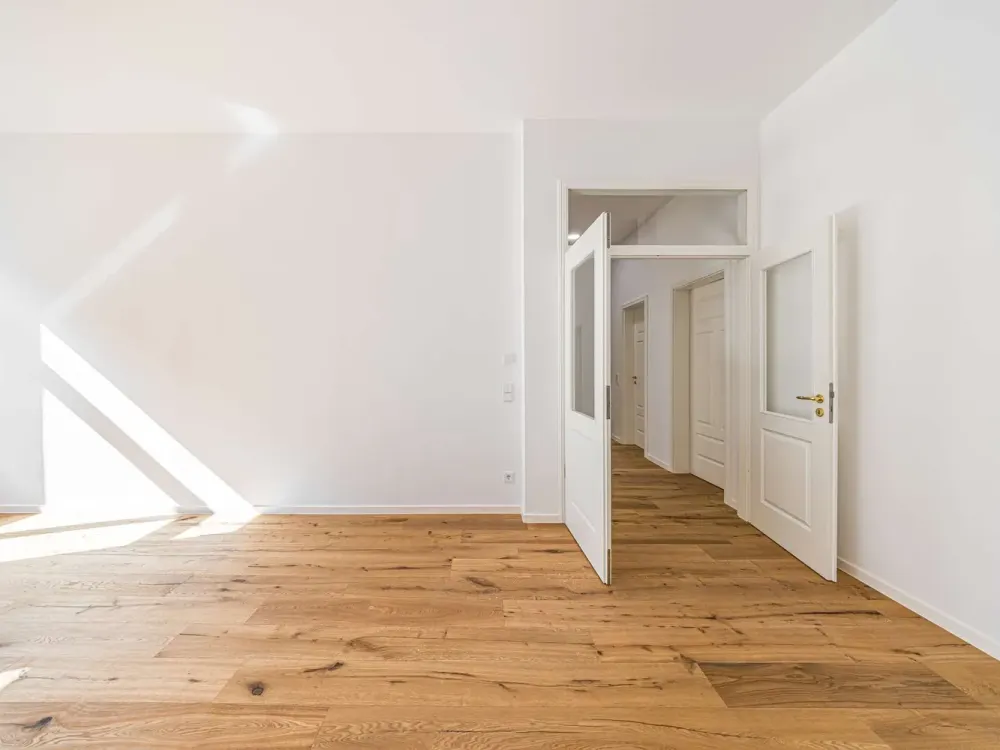 Spacious Old Building Apartment with Two Bathrooms, Balcony and Real Wood Parquet