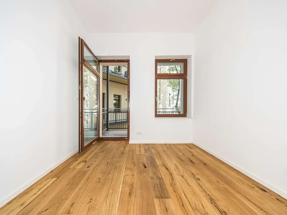 Spacious Old Building Apartment with Two Bathrooms, Balcony and Real Wood Parquet