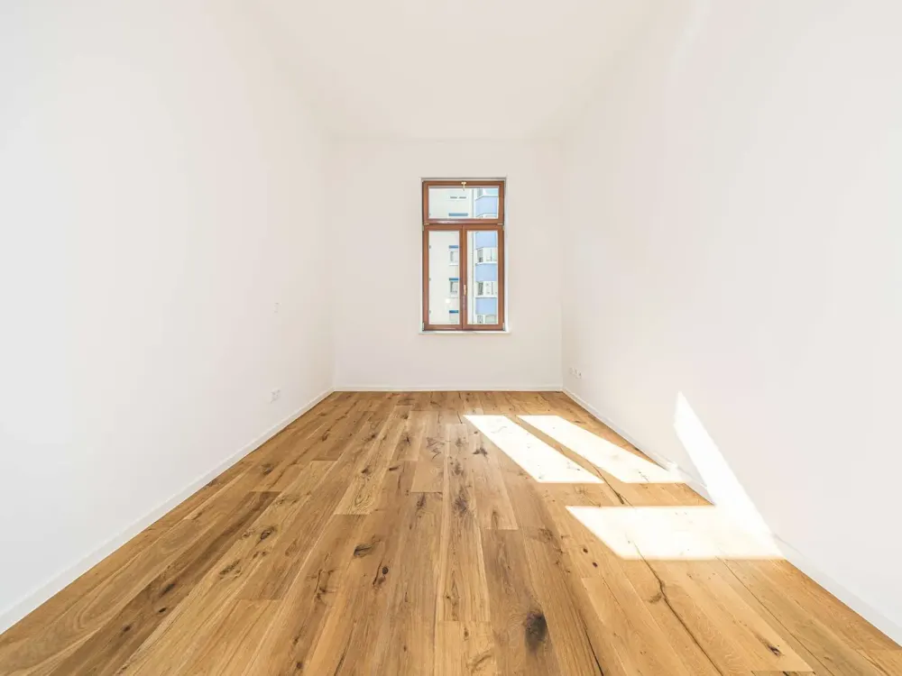 Spacious Old Building Apartment with Two Bathrooms, Balcony and Real Wood Parquet