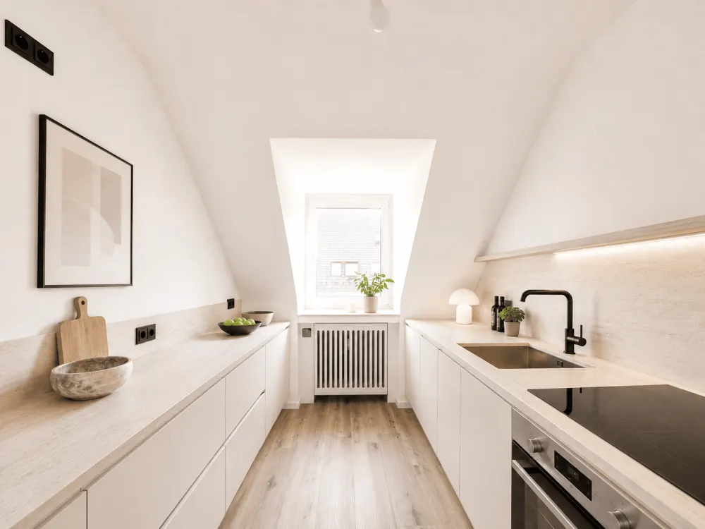 Oberkassel: Helle 2-Zimmer-Wohnung mit Balkon und Einbauküche