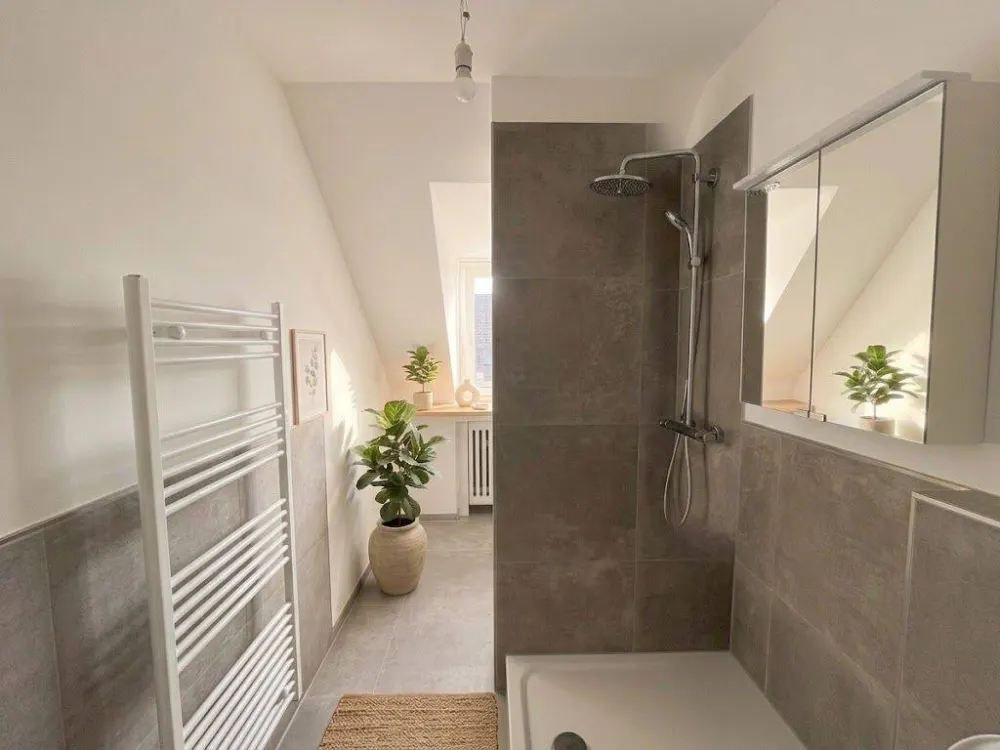 Oberkassel: Helle 2-Zimmer-Wohnung mit Balkon und Einbauküche