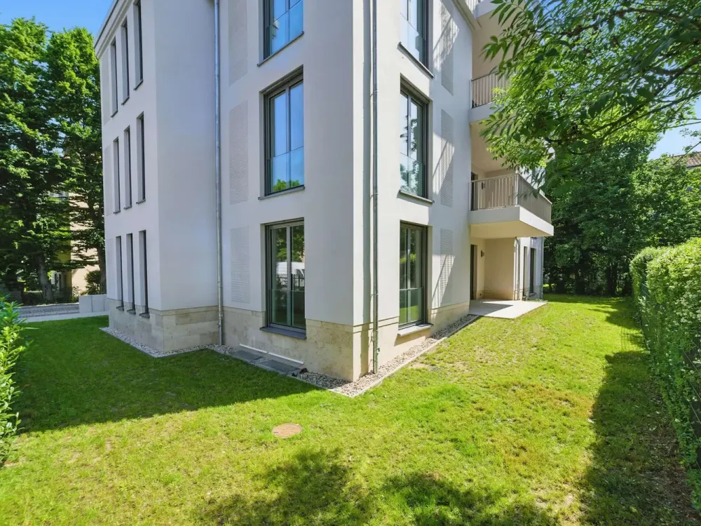 Exklusive Gartenwohnung: modernes Design, helle Räume und stilvoller Wohnkomfort auf einer Ebene