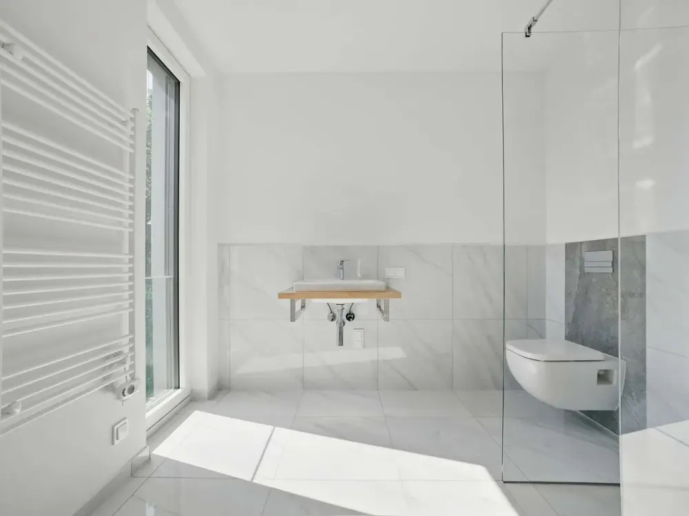 Exklusive Gartenwohnung: modernes Design, helle Räume und stilvoller Wohnkomfort auf einer Ebene