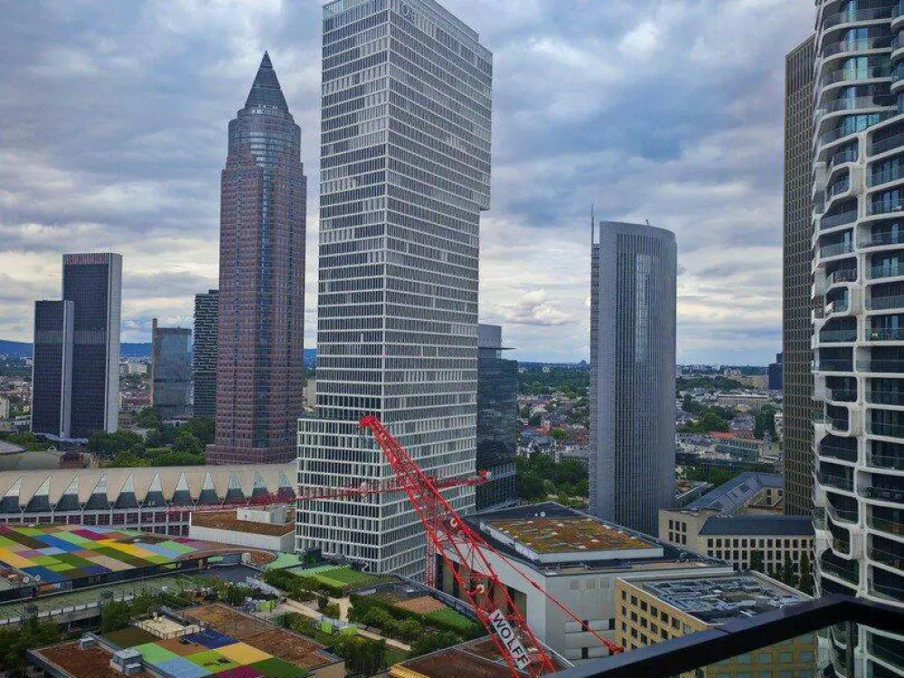Luxuriöses Wohnen über den Dächern von Frankfurt: Exklusives Apartment im 23. OG des EDEN Tower