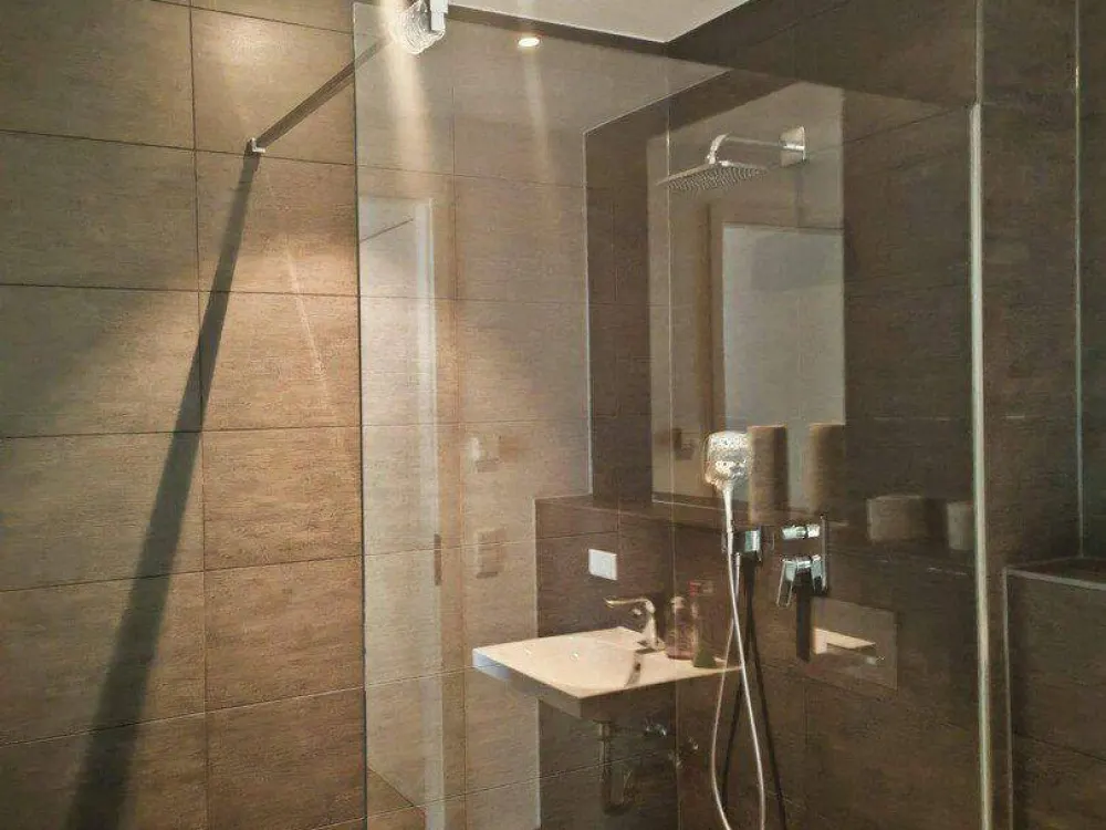 Luxuriöses Wohnen über den Dächern von Frankfurt: Exklusives Apartment im 23. OG des EDEN Tower
