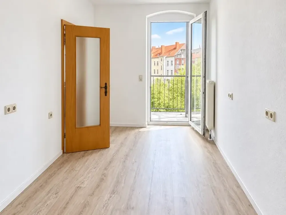 Spacious 3-Room Apartment with Balcony and Daylight Bathroom!