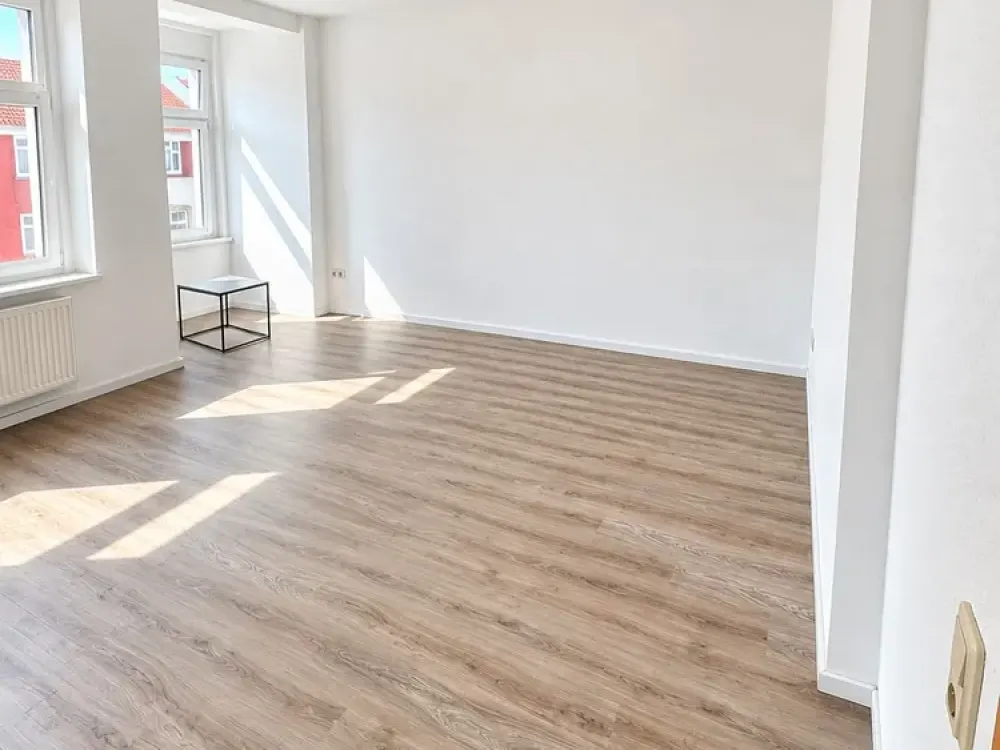 Spacious 3-Room Apartment with Balcony and Daylight Bathroom!